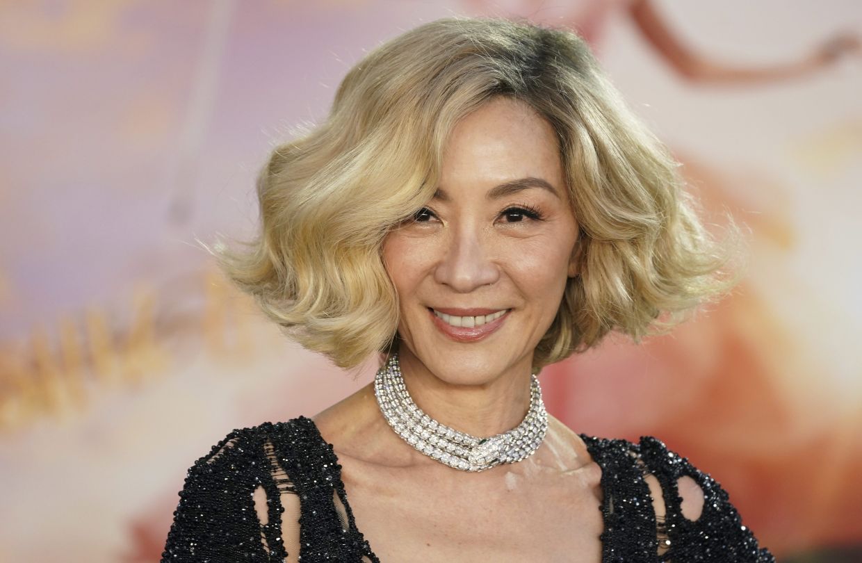 Michelle Yeoh Stuns with Blonde Bob and Old Hollywood Glamour at ‘Wicked’ Premiere