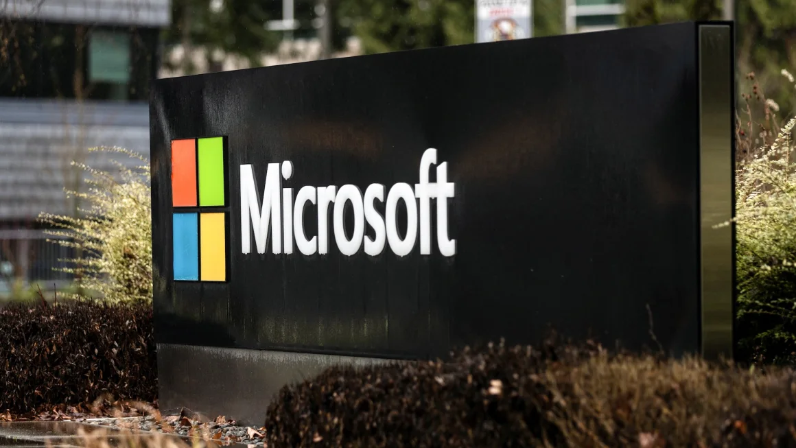 Microsoft Faces Widespread Outlook and Teams Outages